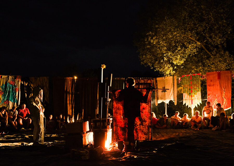 Un spectacle en extérieur de nuit.