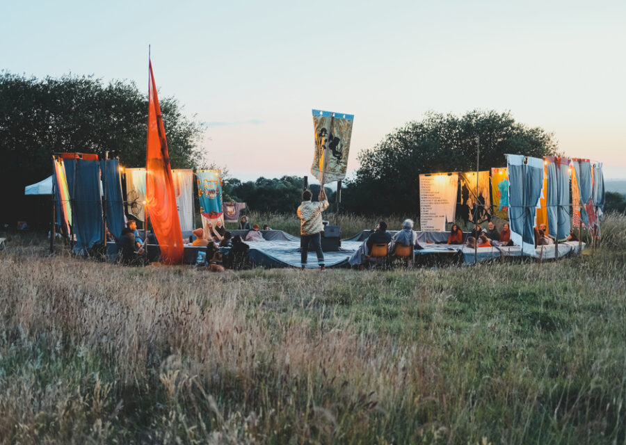 comédien entouré de drapeaux dans un champ